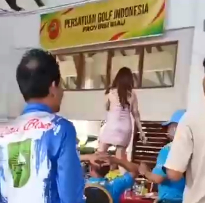 Xxx Sambil Bicara Indo - Penyanyi Sexy Diatas Meja Hiasi Turnamen Golf Gubernur Riau, KNPI: \